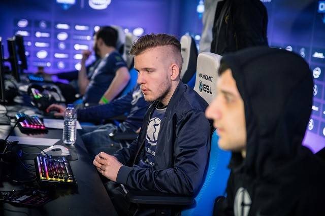 拿下强敌WBG后，BLG众人聚餐吃日料：绿毛在场，主教练Tabe比心