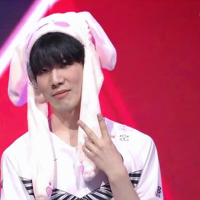 资讯队友全部牺牲 主播被迫与敌人组队，结果反水？